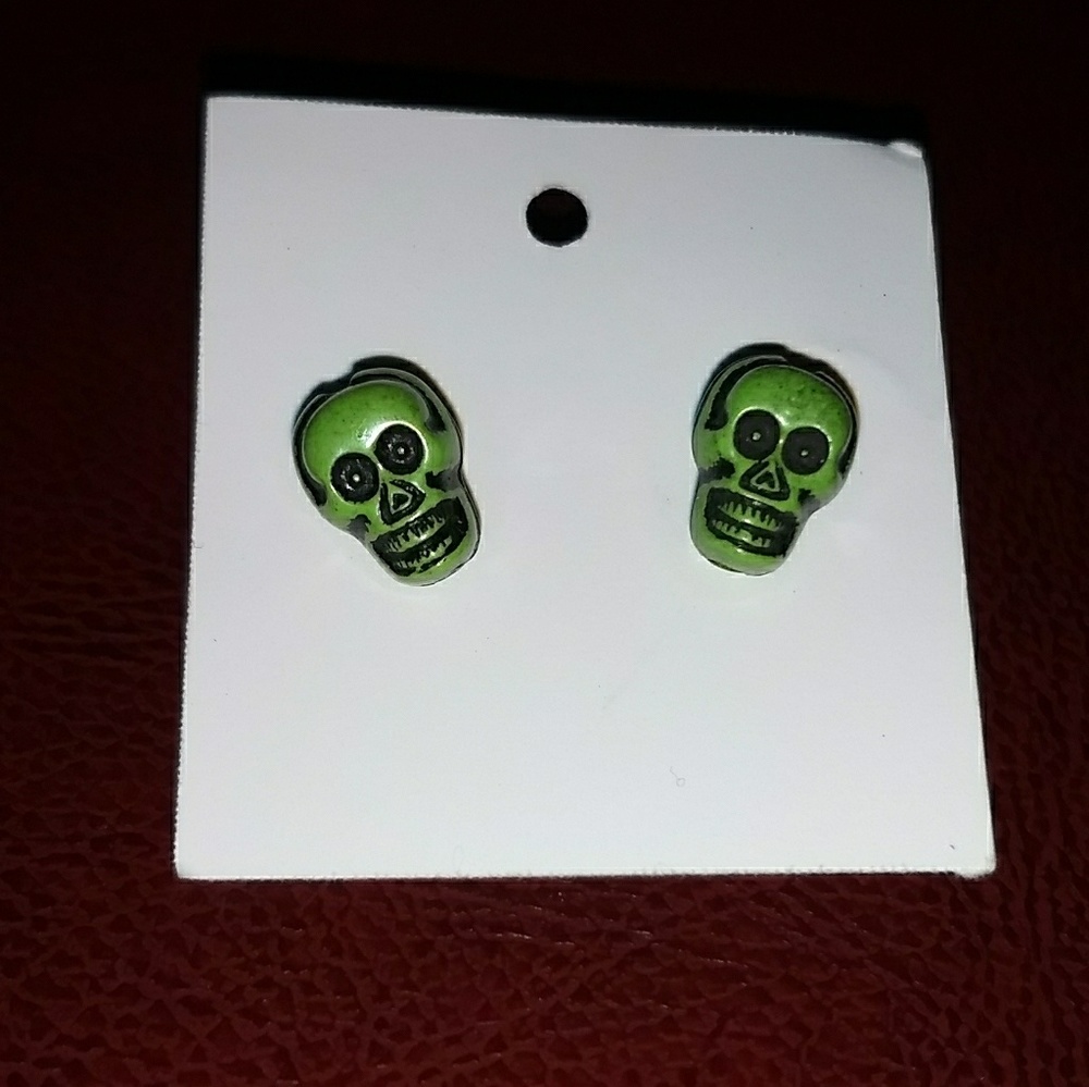 💚🖤Wooden Skull Earrings🖤💚